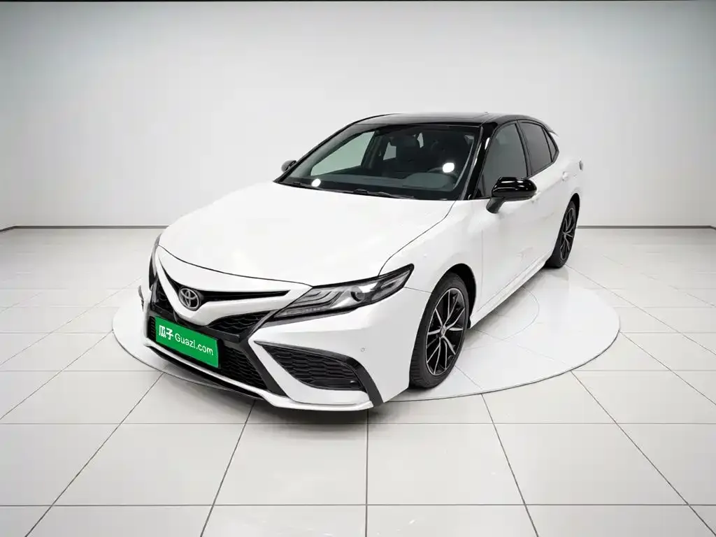 Toyota Camry — фото 1
