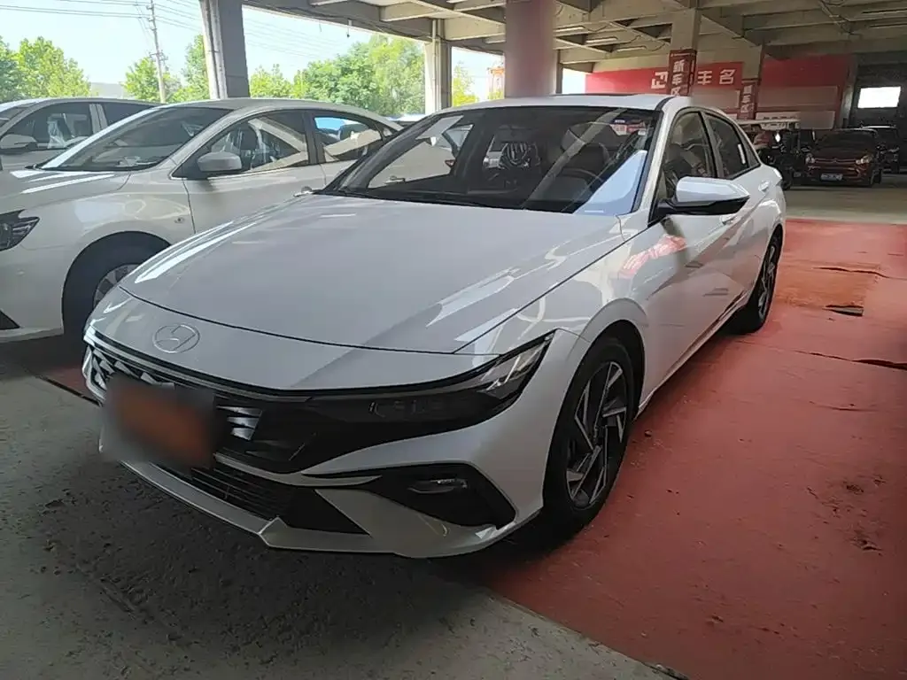 Hyundai Elantra — фото 1
