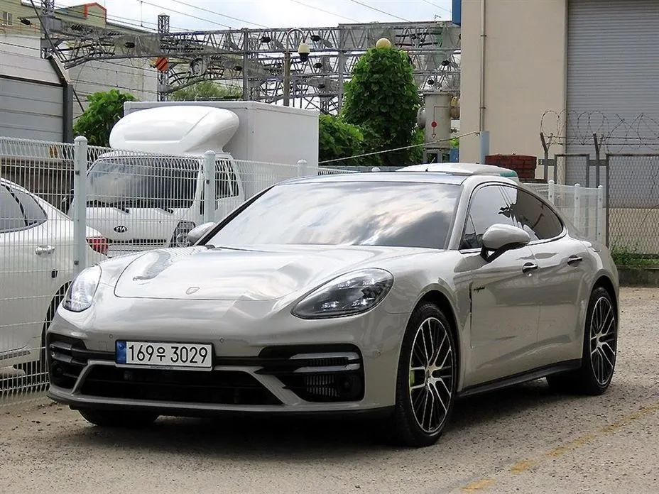 Porsche Panamera — фото 1