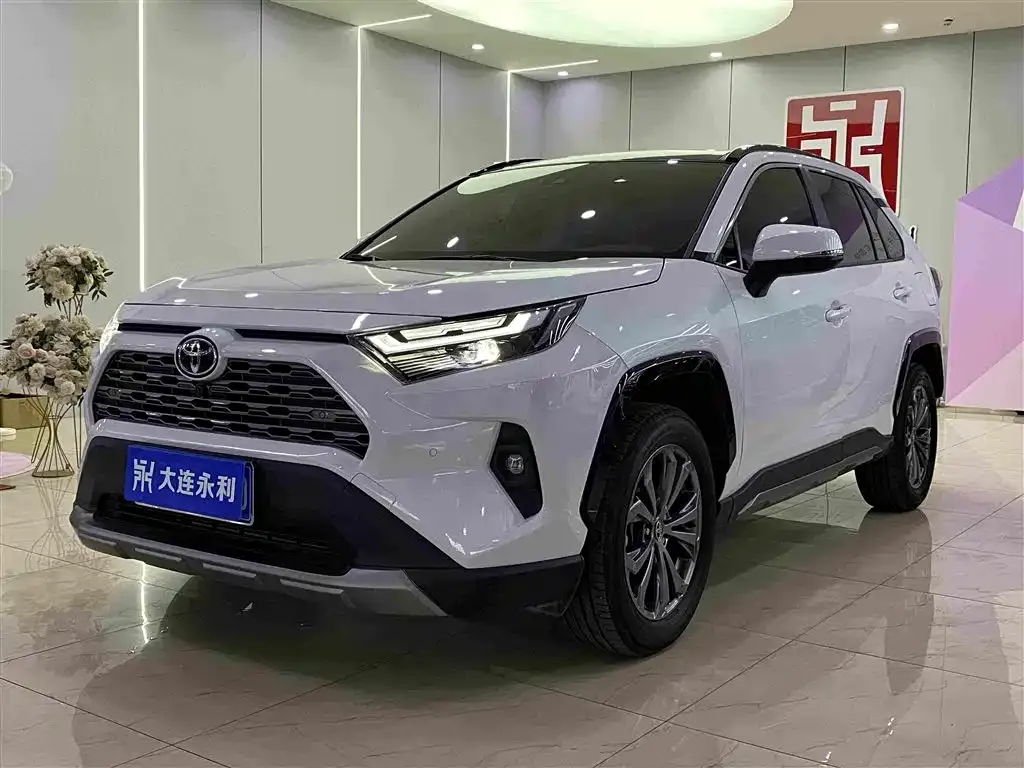 Toyota RAV4 — фото 1