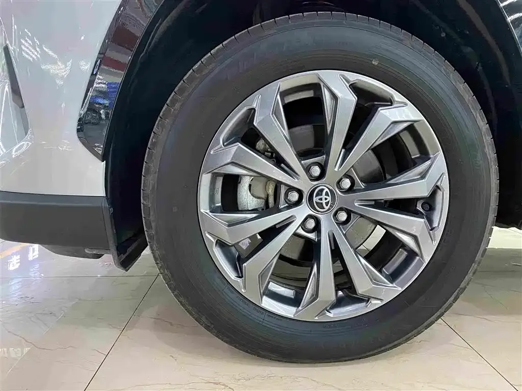 Toyota RAV4 — фото 5