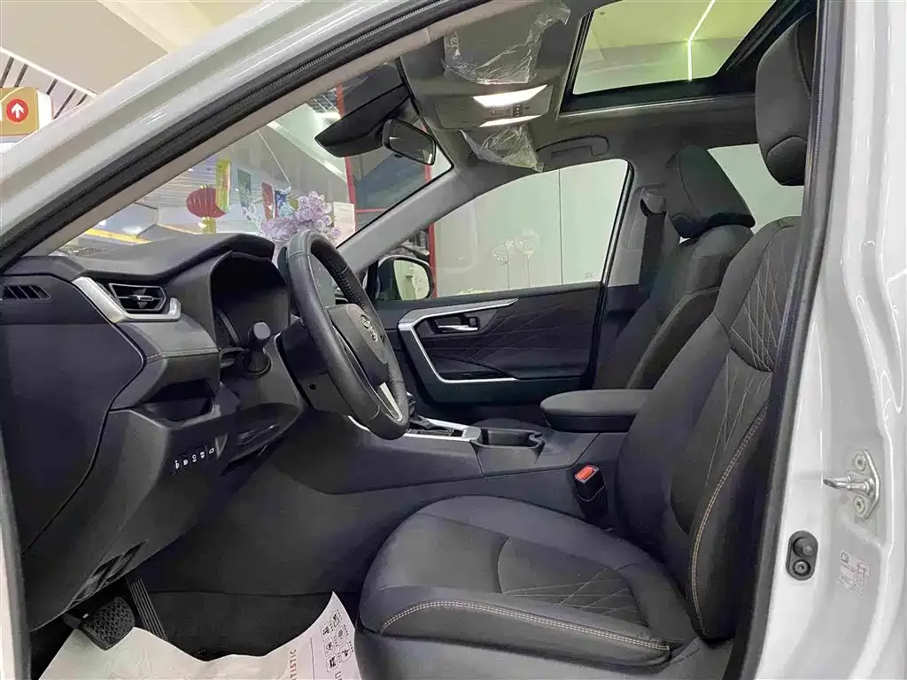 Toyota RAV4 — фото 10