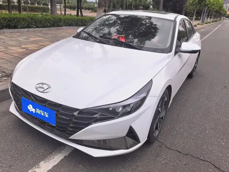 Hyundai Elantra — фото 1