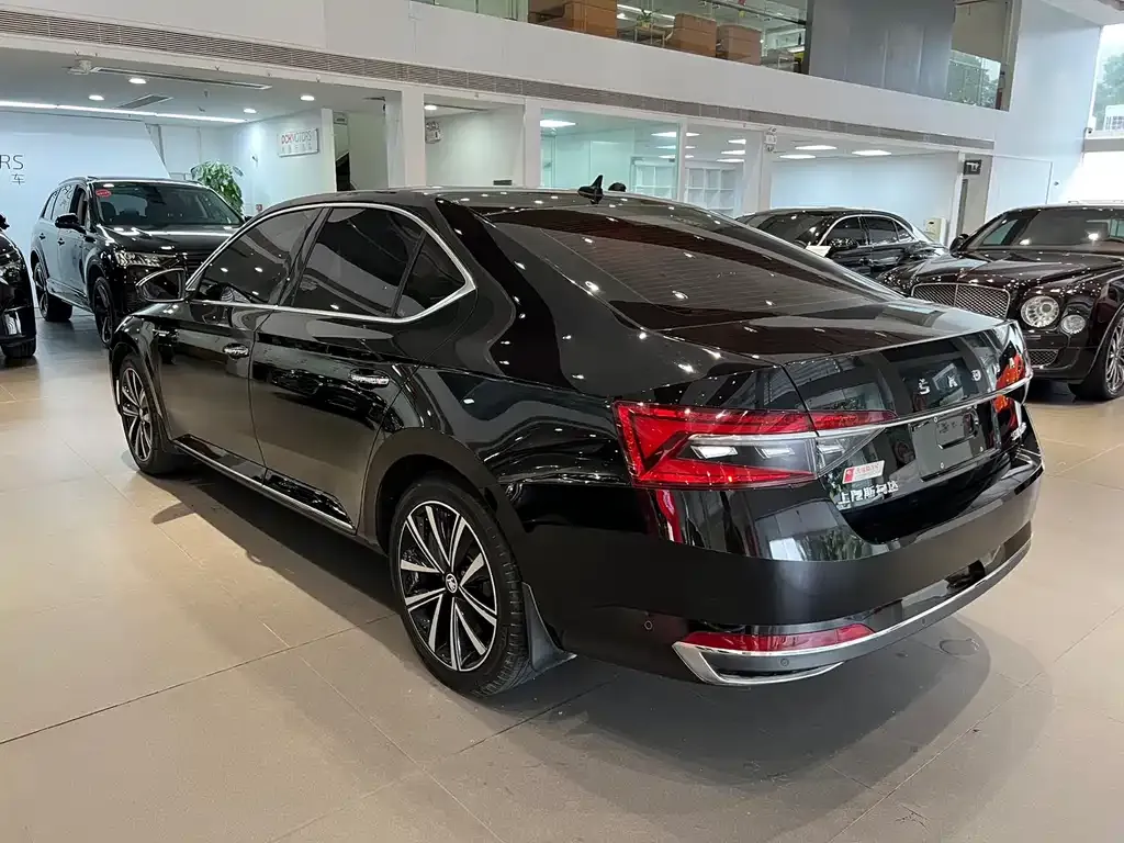 Skoda Superb — фото 7