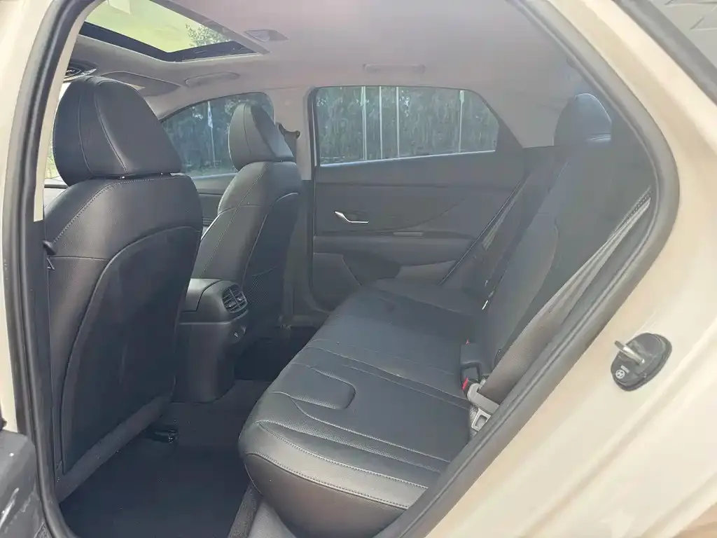 Hyundai Elantra — фото 2