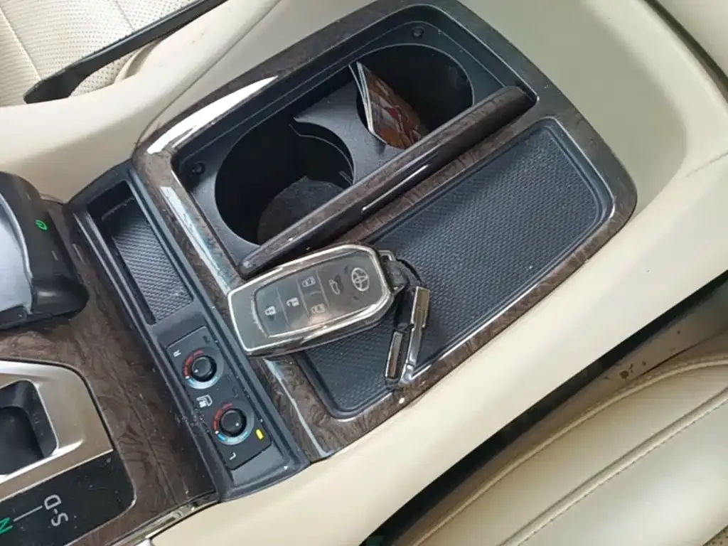 Toyota Vellfire — фото 3