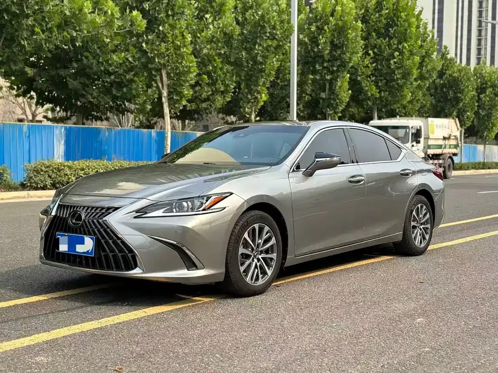 Lexus ES — фото 1