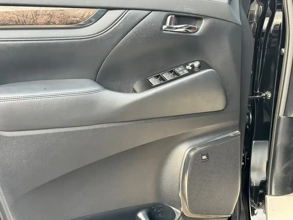 Toyota Alphard — фото 2