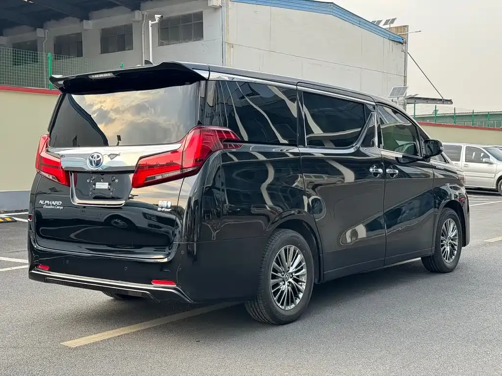 Toyota Alphard — фото 10
