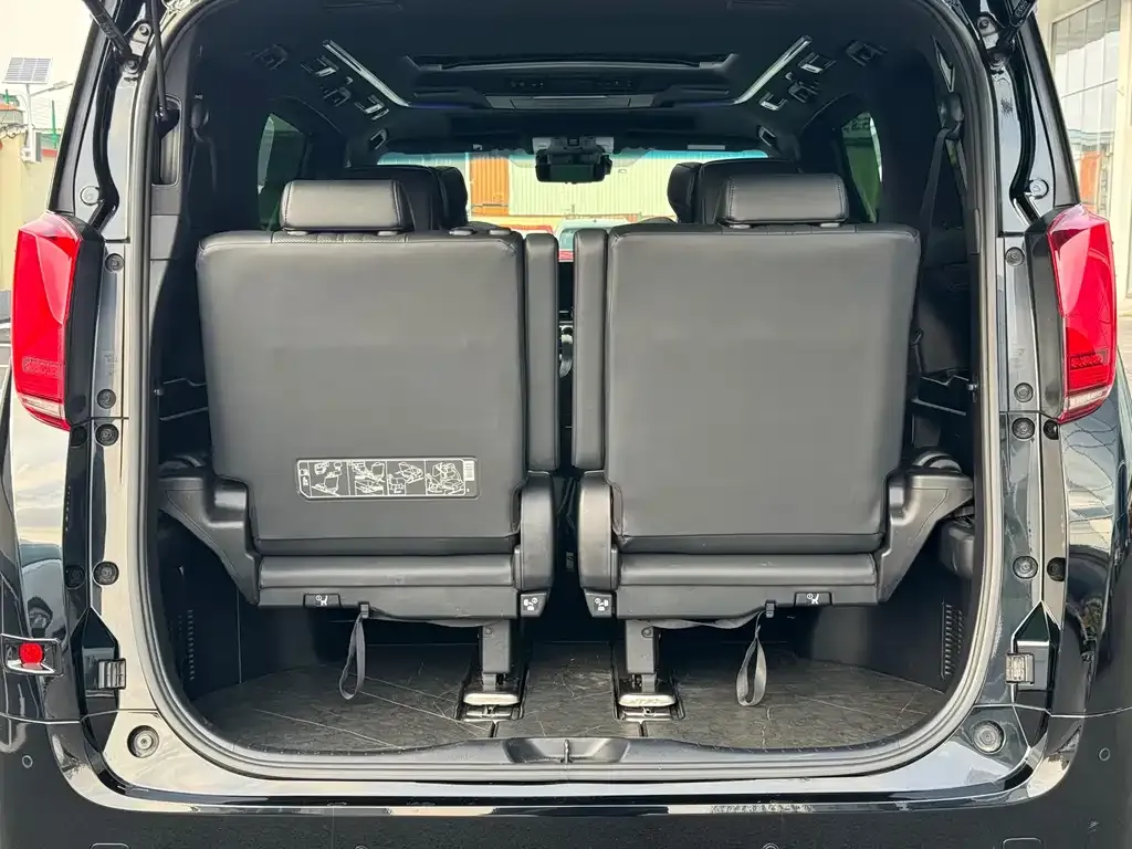 Toyota Alphard — фото 3