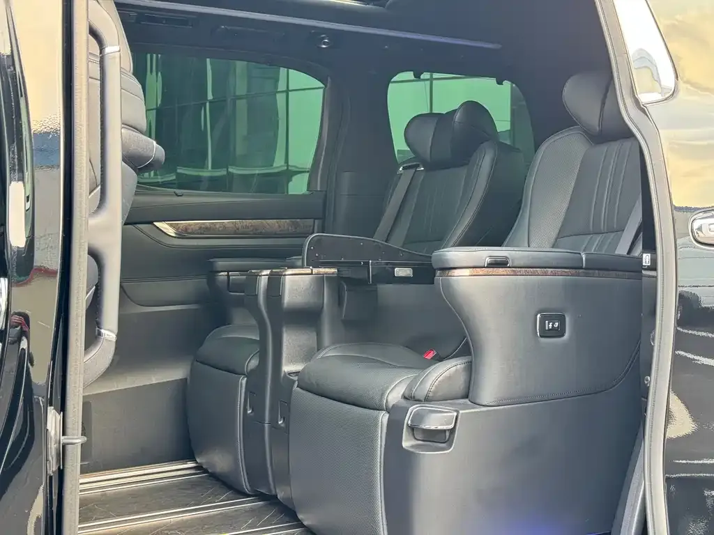 Toyota Alphard — фото 9