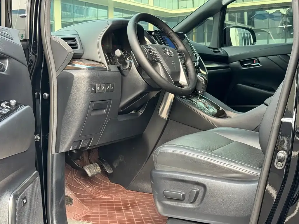 Toyota Alphard — фото 8