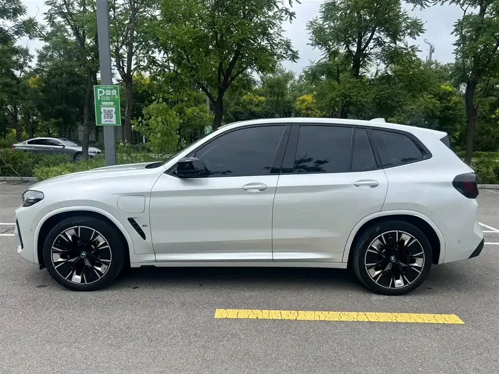 BMW iX3 — фото 9
