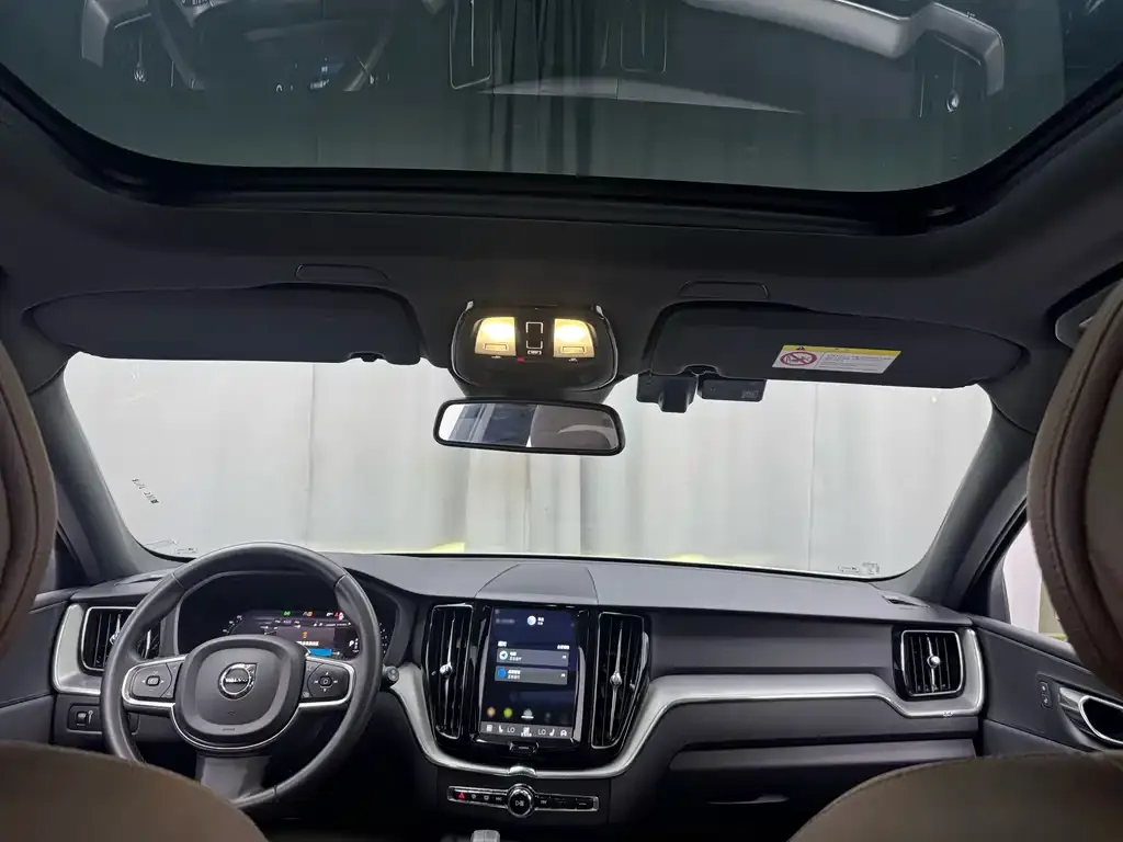 Volvo XC60 — фото 10