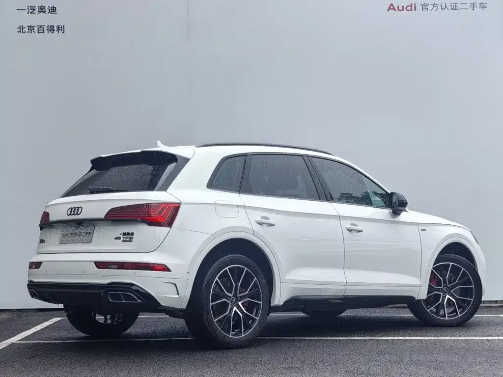 Audi Q5L — фото 10