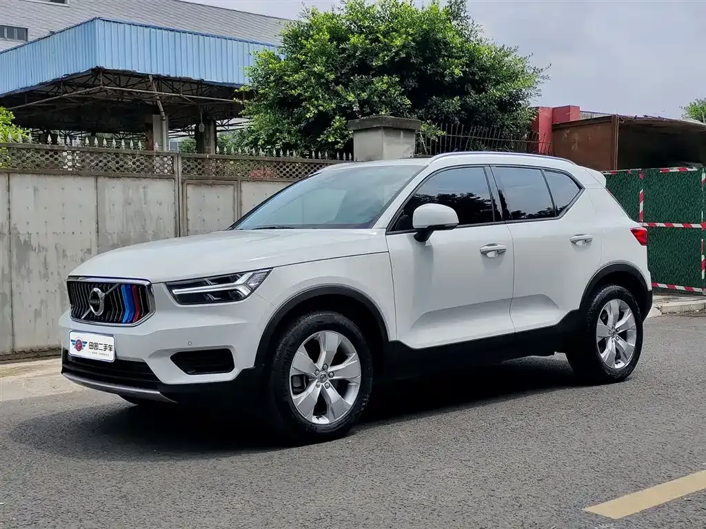 Volvo XC40 — фото 1