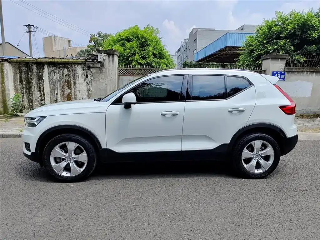 Volvo XC40 — фото 10