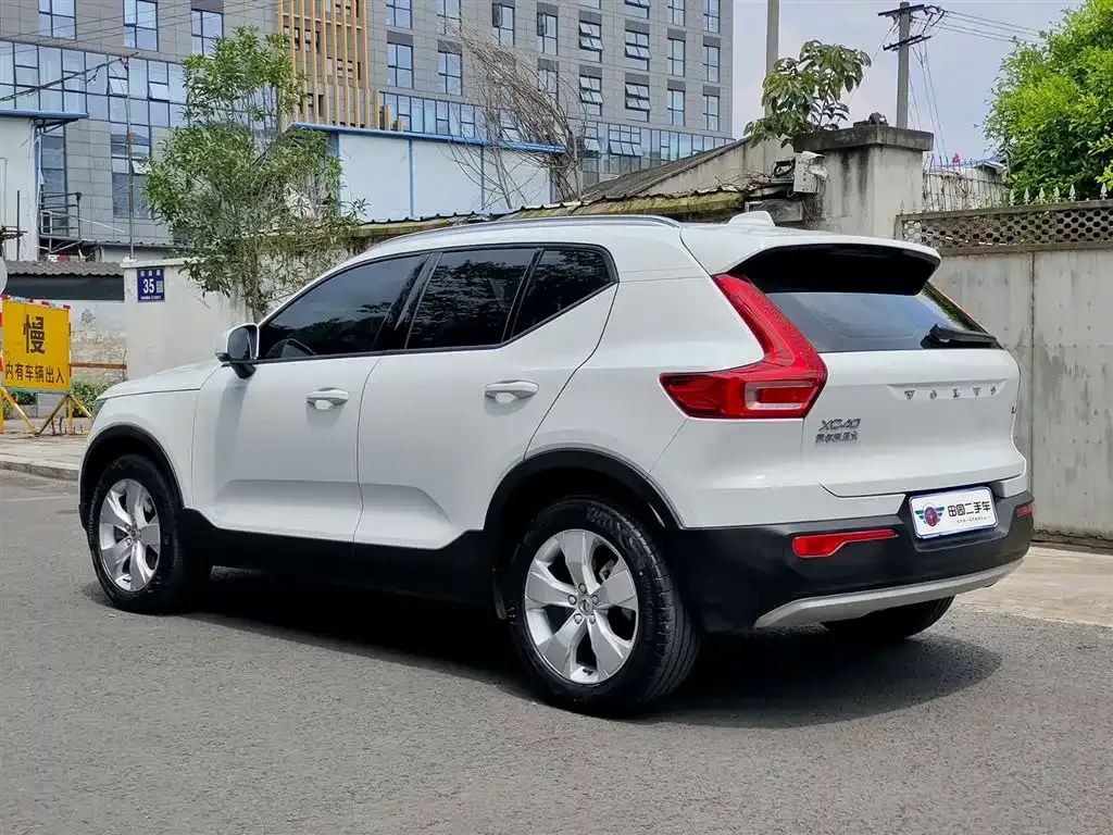 Volvo XC40 — фото 9