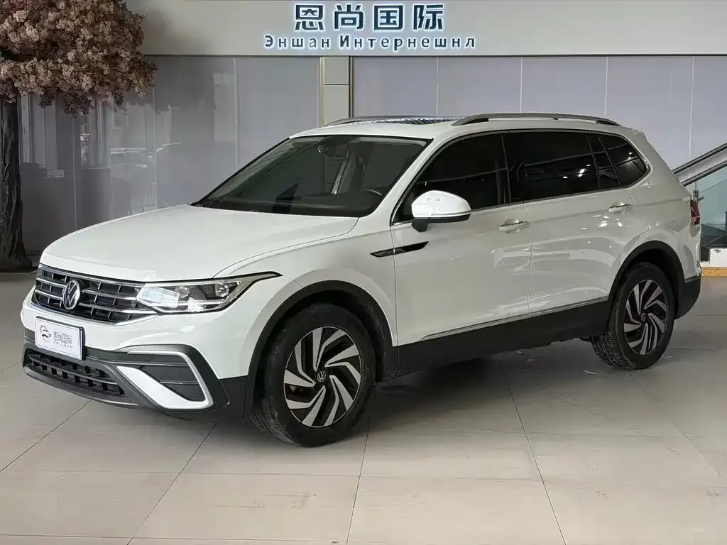 Volkswagen Tiguan L — фото 1