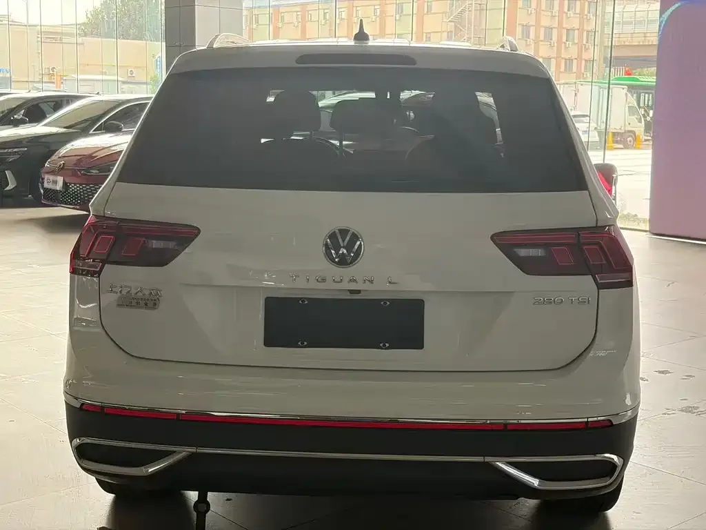 Volkswagen Tiguan L — фото 10