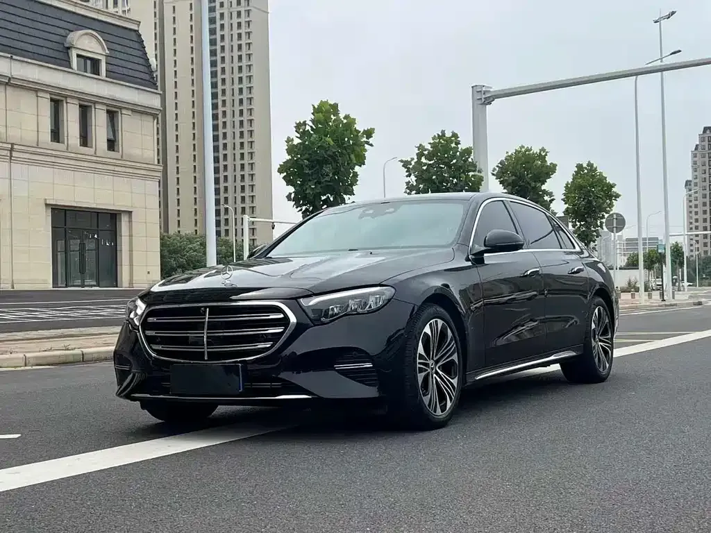 Mercedes-Benz E-Class — фото 1