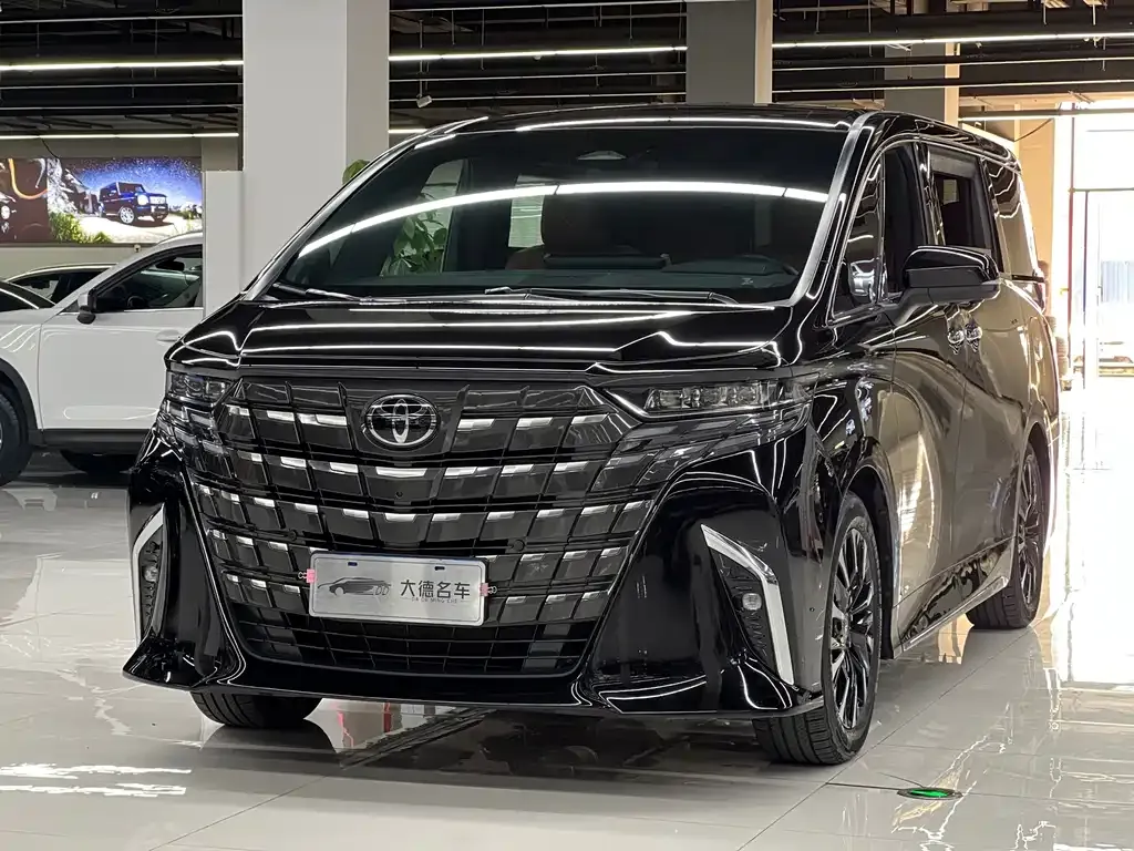 Toyota Alphard — фото 1