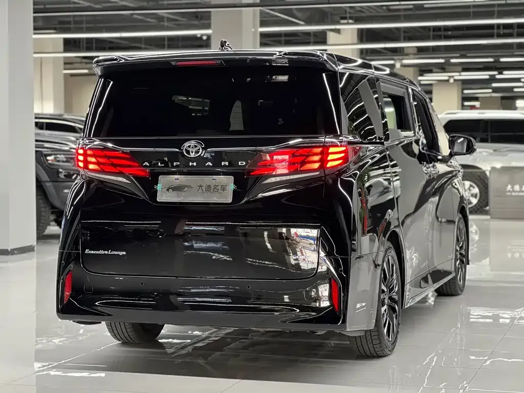Toyota Alphard — фото 8