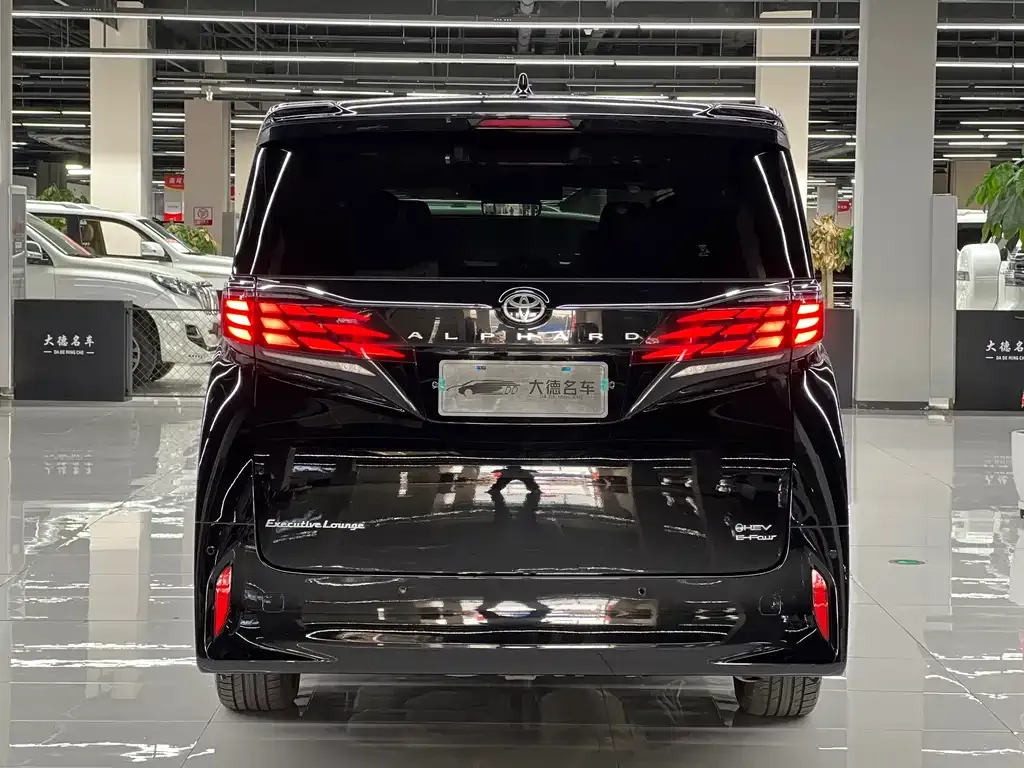 Toyota Alphard — фото 3