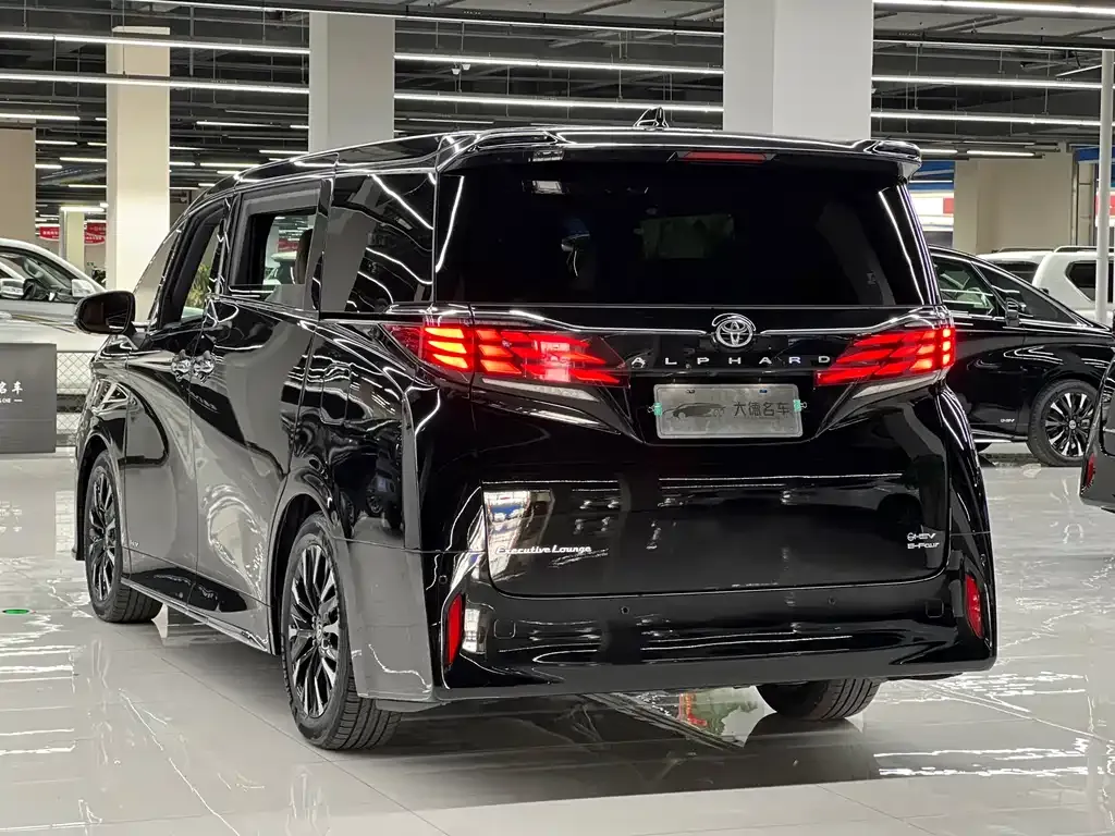 Toyota Alphard — фото 5