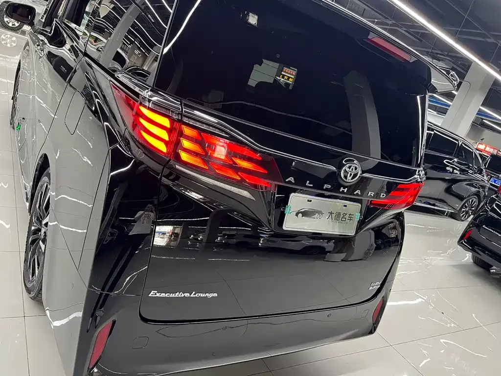 Toyota Alphard — фото 9