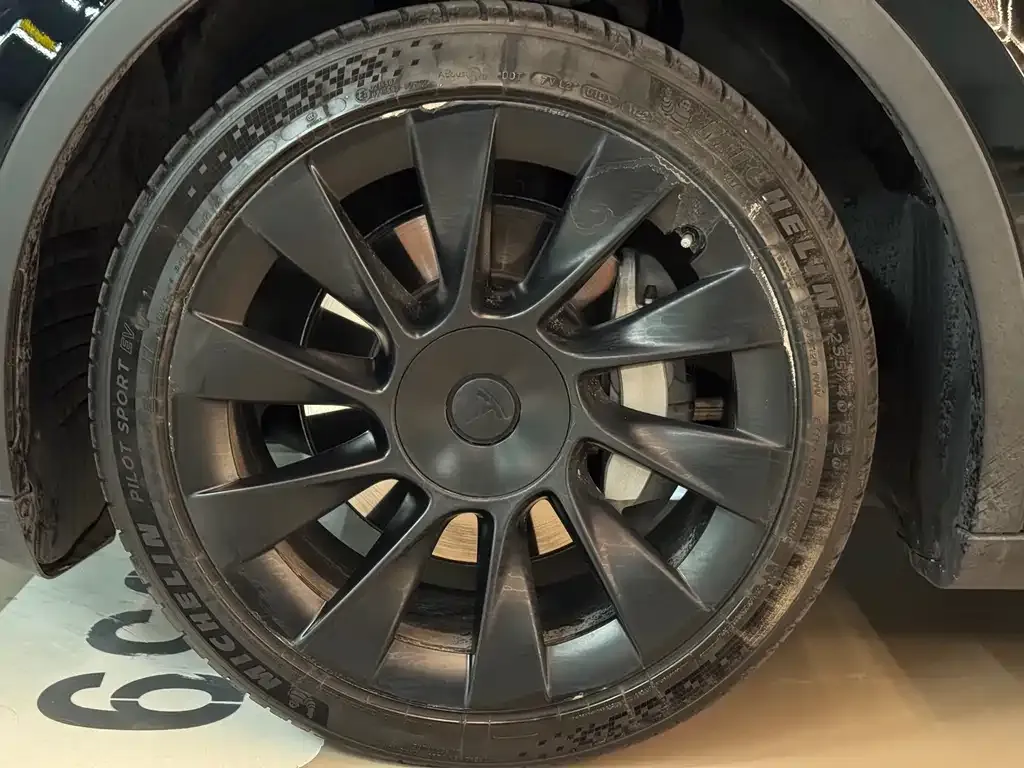 Tesla Model Y — фото 7