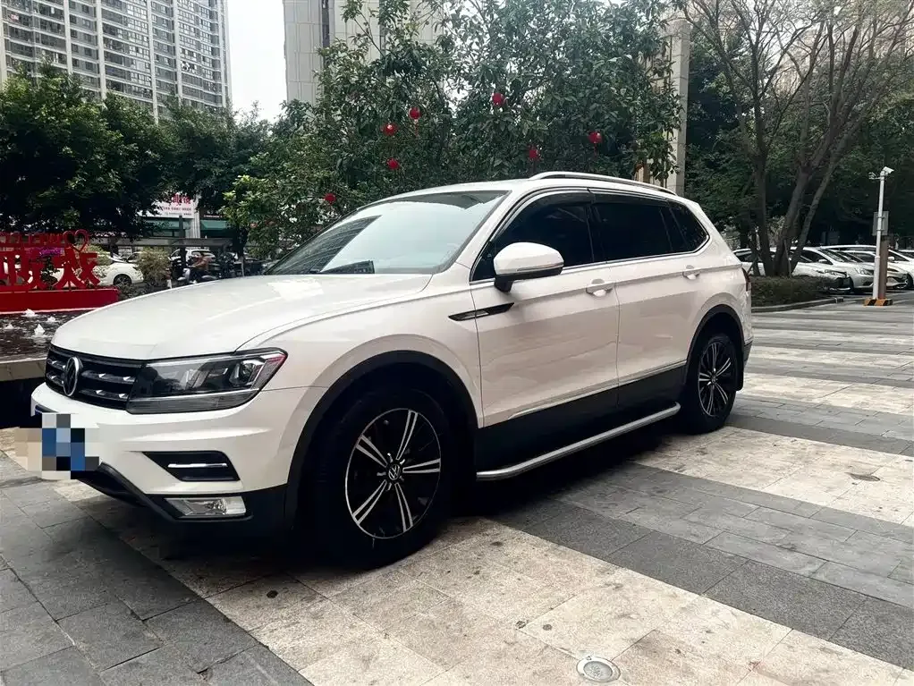 Volkswagen Tiguan L — фото 1