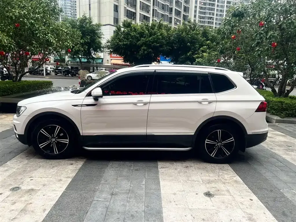 Volkswagen Tiguan L — фото 9