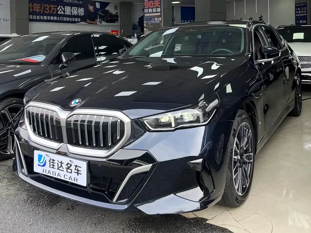 BMW 5 Series — фото 1