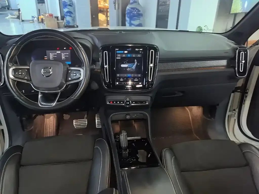 Volvo XC40 NEV — фото 9