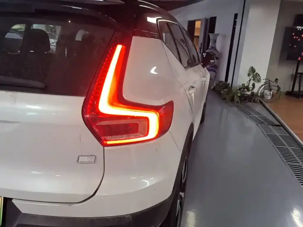 Volvo XC40 NEV — фото 8