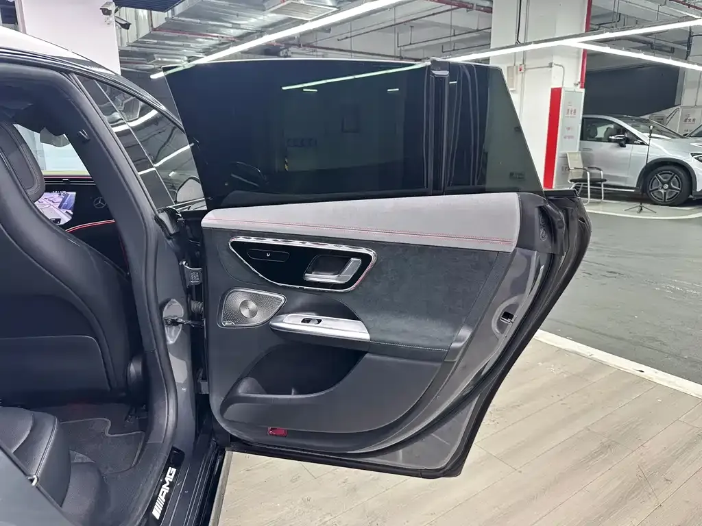 Mercedes-Benz EQE AMG — фото 6