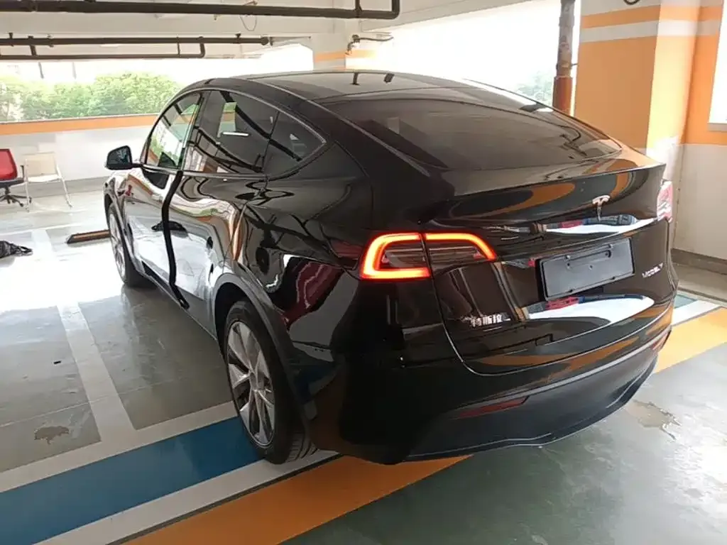 Tesla Model Y — фото 8