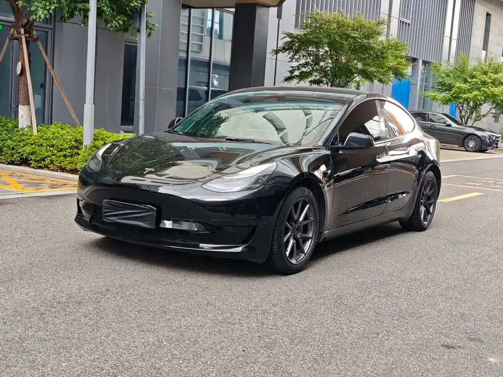 Tesla Model 3 — фото 1