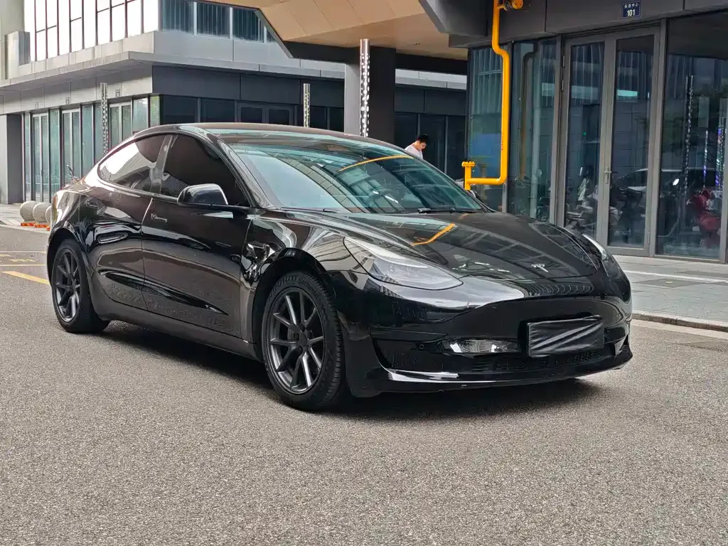 Tesla Model 3 — фото 10