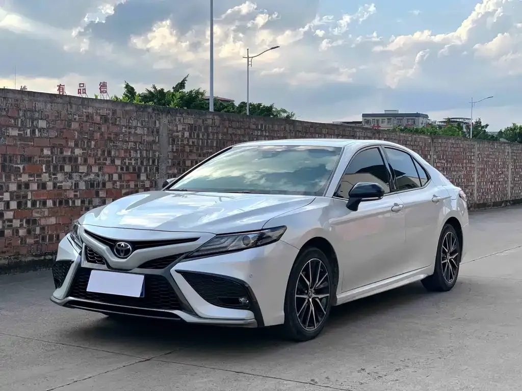 Toyota Camry — фото 1