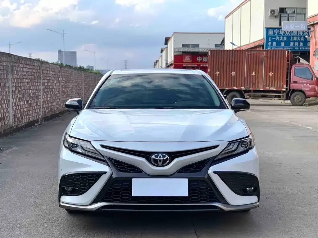 Toyota Camry — фото 2
