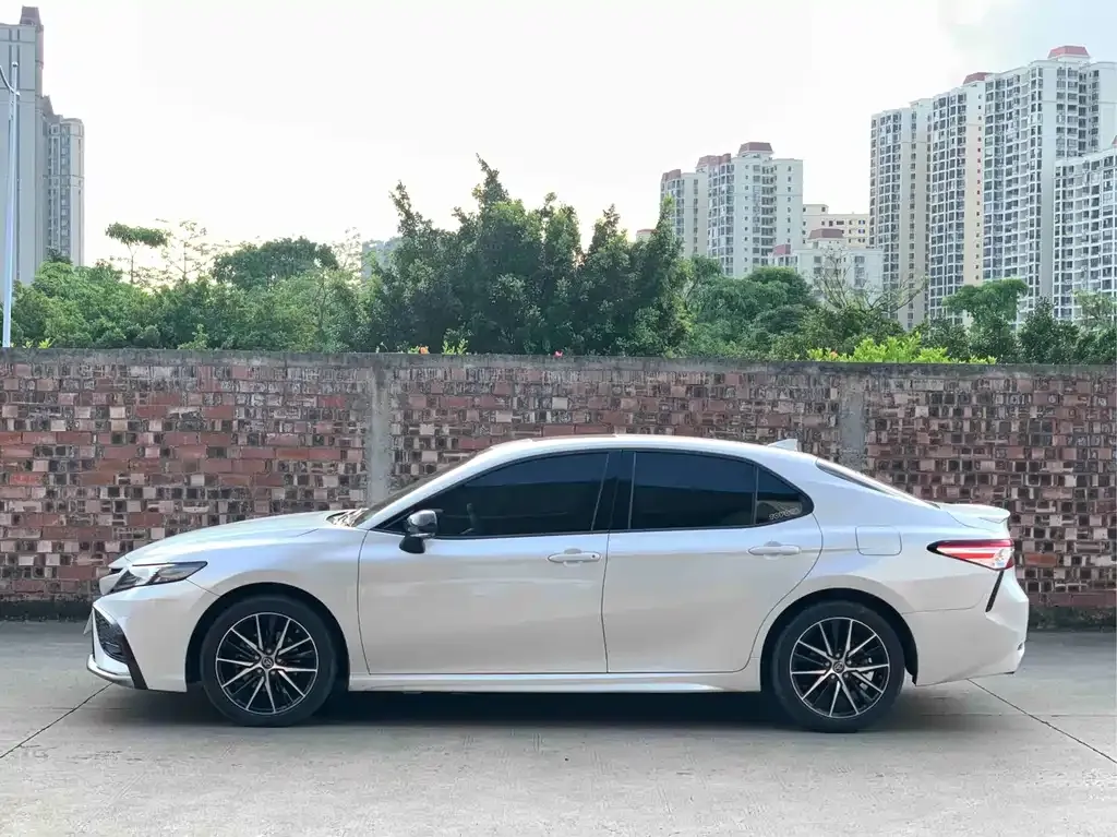 Toyota Camry — фото 3