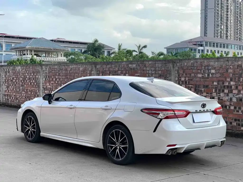 Toyota Camry — фото 9