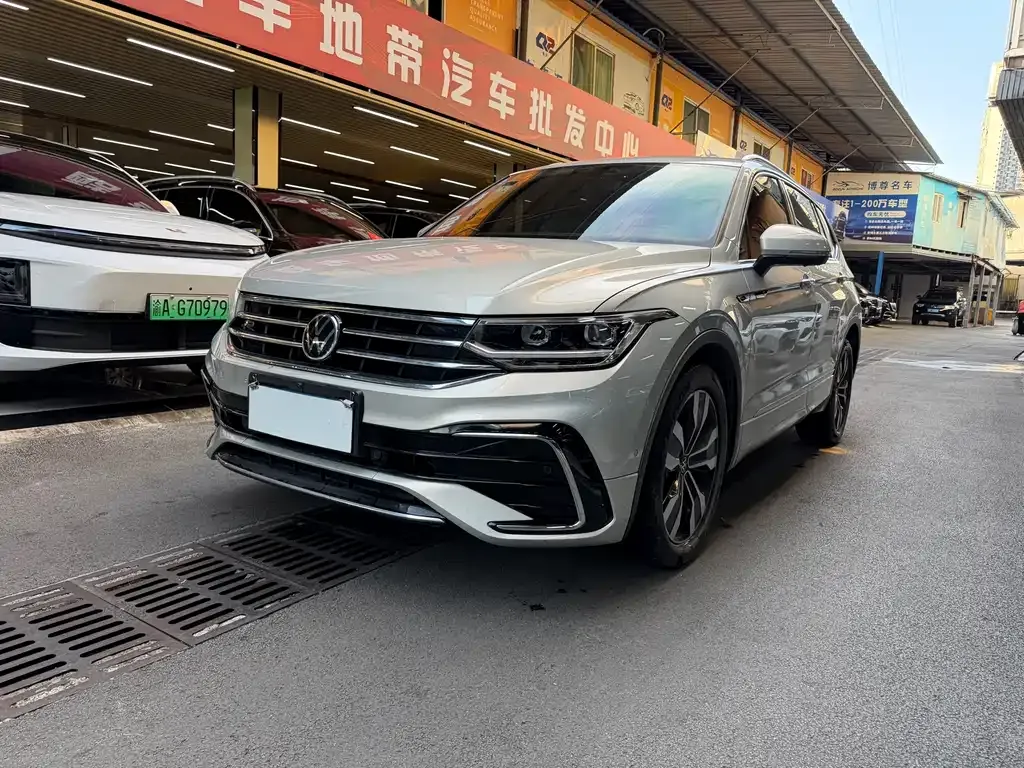 Volkswagen Tiguan L — фото 1