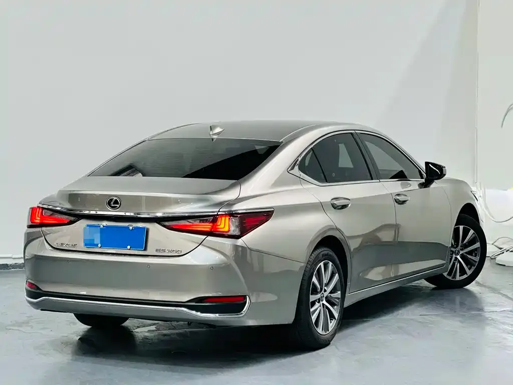 Lexus ES — фото 8