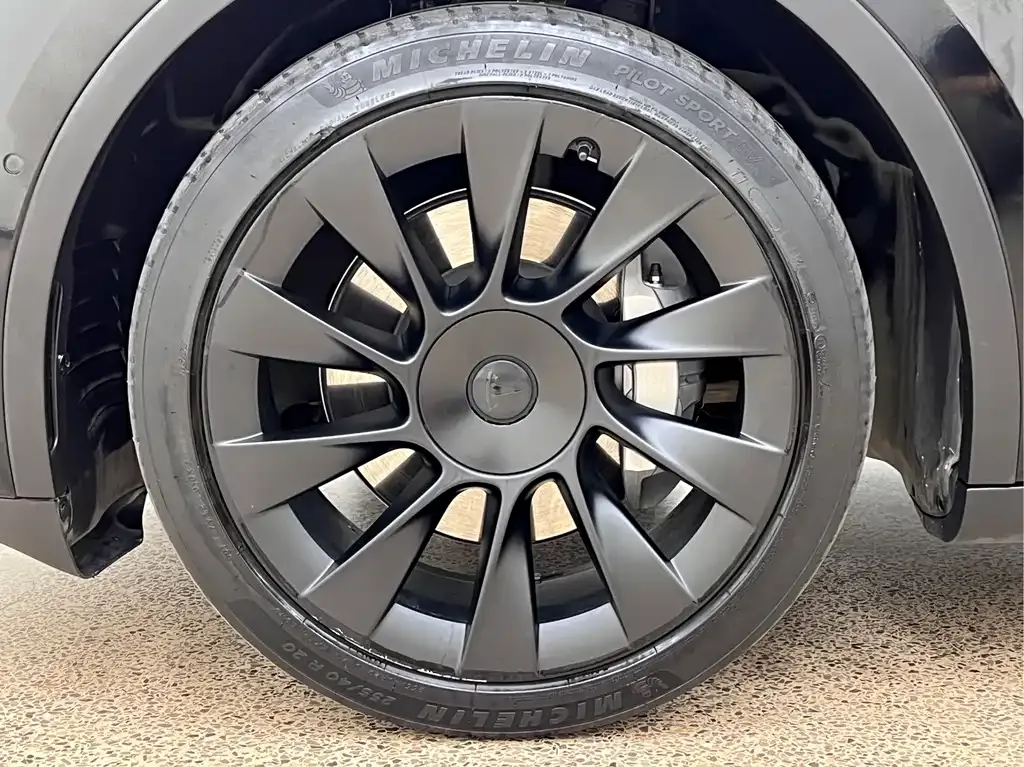 Tesla Model Y — фото 10