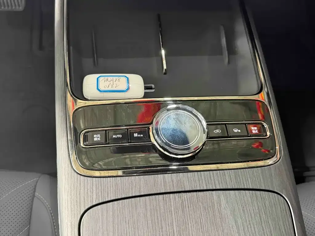 Geely Galaxy E8 — фото 9