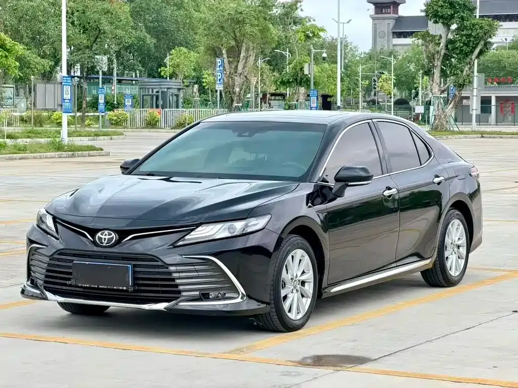 Toyota Camry — фото 1