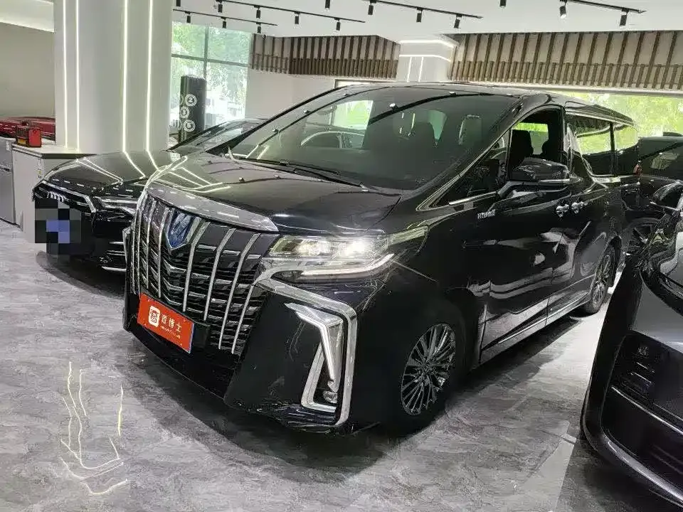 Toyota Alphard — фото 1